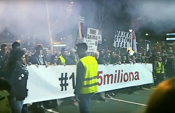 Organizatorji protestov zavračajo uvrstitev v kateri koli politični 
blok, prejšnji teden pa so dosegli dogovor z opozicijskimi politiki, 
ki naj bi jim pomagali pri uresničevanju želenih reform.