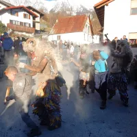 Ravenski pust: mladi s ponosom prevzemajo vlogo &ldquo;ta grdih&rdquo;