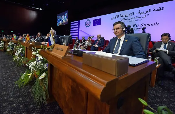 Iz Slovenije se v Šarm el Šejku mudi premier Marjan Šarec, ki 
namerava v današnji razpravi podčrtati, da imata kljub številnim 
razlikam Evropa in arabski svet tudi veliko stičnih točk.