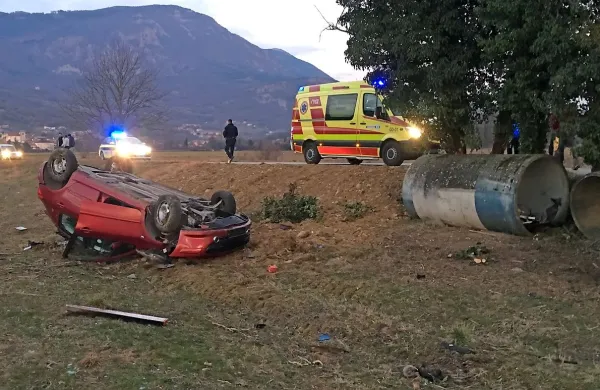 Voznik in voznica sta včeraj popoldne pristala z avtom na strehi ob 
cesti. 