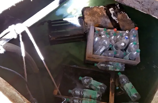 V dveh kleteh je plavalo vse, od lesenega orodja do ozimnice. 