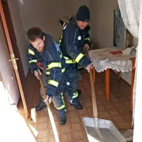 Čeprav je zaradi suše razglašena velika požarna ogroženost, so se 
košanski gasilci v Novi Sušici v soboto kar tri ure  borili z vodo.