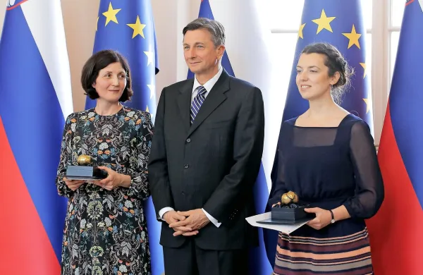 Borut Pahor je vročil jabolko navdiha znanstvenicama Gabrijeli 
Zaharijaš (levo) in Tanji Petrushevski. 