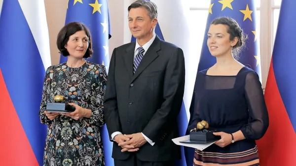 Borut Pahor je vročil jabolko navdiha znanstvenicama Gabrijeli 
Zaharijaš (levo) in Tanji Petrushevski. 