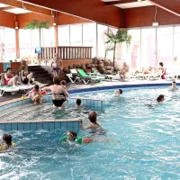 Po kopanju v bazenu se dobro ohladite in osušite lase, preden 
greste na prosto.  