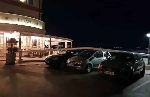 V noči na soboto se je 18-metrski drog zrušil na parkirane 
avtomobile.    
