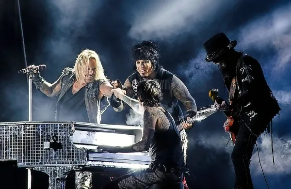 Prihodnji mesec bo v kina prišel dolgo pričakovani biografski film 
o ameriški rock skupini Mötley Crüe z naslovom The Dirt, ki je 
nastajal skoraj 18 let.