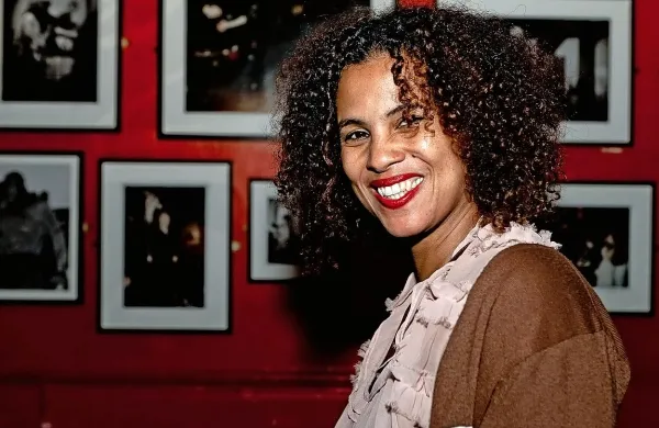 V Katedrali Kina Šiška bo zvečer koncert švedske kantavtorice 
Neneh Cherry. Ikona angažiranega elektronskega popa in hip-hopa bo s svojo zasedbo predstavila novi album Broken Politics.