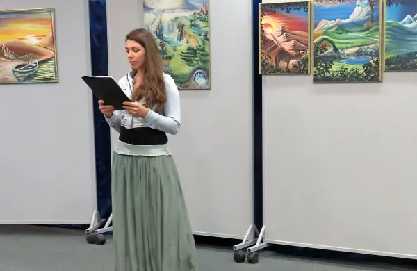 Na otvoritvi razstave v knjižnici Makse Samsa je Tanja Žgur slike pospremila tudi s svojo poezijo.