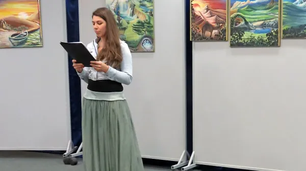 Na otvoritvi razstave v knjižnici Makse Samsa je Tanja Žgur slike pospremila tudi s svojo poezijo.