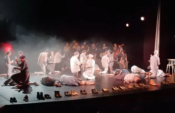 Drugi prizor pa kaže izčrpavanje ob delu  vse do smrti.