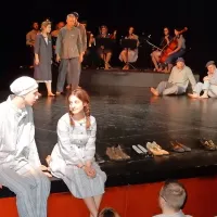 Nekateri prizori prikazujejo, kako je v taboriščnike razčlovečil boj 
za košček kruha.  