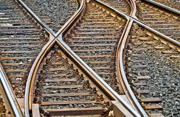 V požaru na glavni železni&scaron;ki postaji v Kairu mrtvi in po&scaron;kodovani