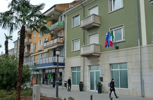 Okrajno sodišče v Piranu je ugodilo predlogu Občine Izola za odlog 
izvršbe terjatve podjetja R Mercuri do odločitve vrhovnega 
sodišča. 