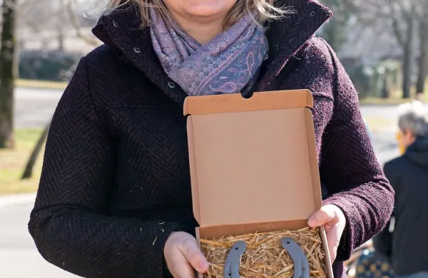 Erika Koncut se je podkve  lipicanca zelo razveselila.