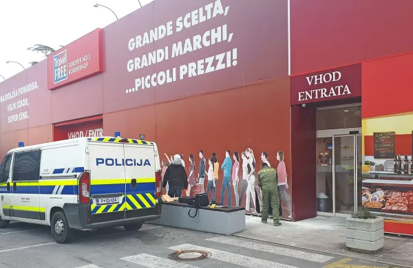 Policisti so včeraj iskali sledi za storilci tako v notranjosti 
prodajalne kot v okolici. 
