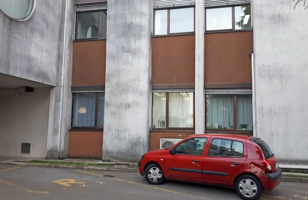 Mladi Črnogorec je sredi decembra po zaslišanju pri preiskovalnem sodniku skočil skozi okno prvega nadstropja in  zbežal. 
Policisti so ga s pomočjo občana kmalu prijeli. 