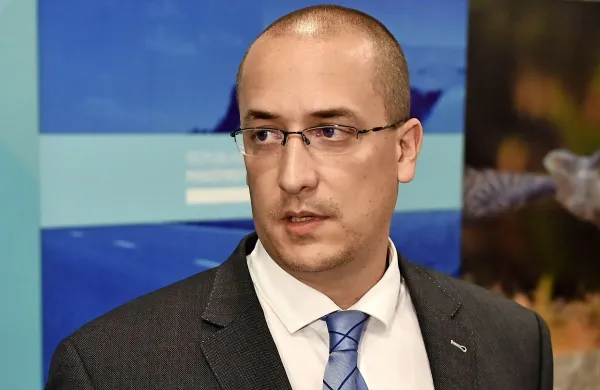 Jure Leben: “Razumem, da vsaka politika potrebuje prikladno 
tarčo in žrtev. Razumem tudi, da sem - četudi v jasni liniji 
poveljevanja - danes najbolj prikladna tarča in žrtev jaz, četudi 
nedolžen po svojih in policijskih kriterijih.”