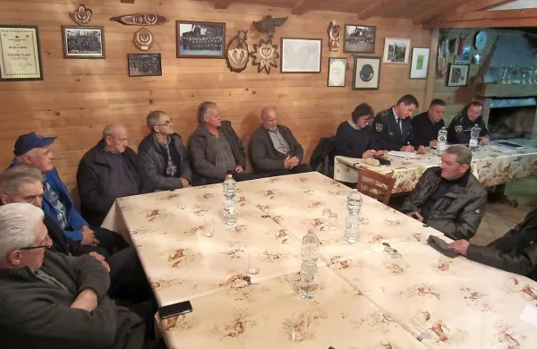 Na posvetu  je pomočnik poveljnika kozinske Policije Iztok Cah 
opozoril, naj občani najprej  sami poskrbijo za svojo varnost in za 
svojo imovino. Vendar naj tudi na 113 prijavijo vsakršno srečanje 
in informacijo o prebežnikih.     