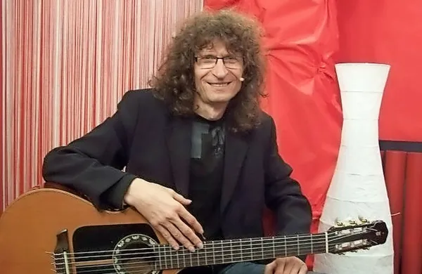 Adi Smolar bo nocoj nastopil v Gropadi pri Trstu.