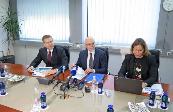 Član uprave Metod Podkrižnik (levo), predsednik uprave Dimitrij 
Zadel in članica uprave Irma Gubanec

