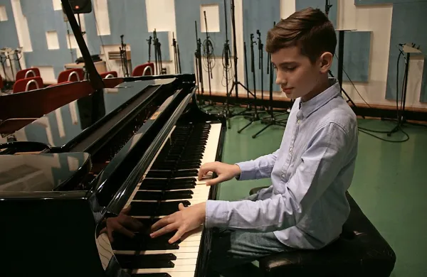Maj Pajić vselej očara s svojo simpatično živahnostjo, muzikalnostjo in že skoraj virtuozno spretnostjo.