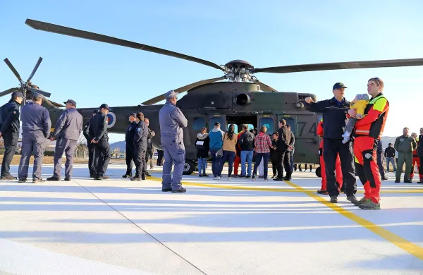 Helikopter Slovenske vojske je pritegnil pozornost na novem 
pristajališču. 