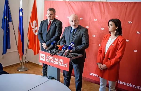 Podpredsednik Evropske komisije Frans Timmermans je danes v 
Ljubljani poudaril, da lahko Hrvaška in Slovenija razpravljata 
samo še o implementaciji arbitražne razsodbe o meji med 
državama in ničemer drugem. 