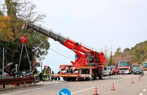Dva avtomobila je po trčenju zaneslo za obcestno ograjo na rob 
prepada.