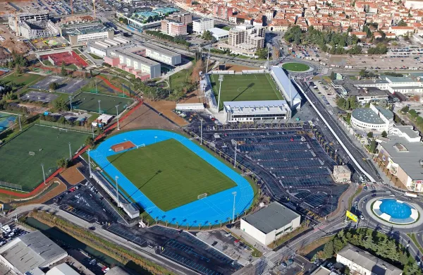 Koprčani bodo izgradnjo obeh stadionov (v ospredju z modro 
atletsko stezo je pomožni stadion, desno za njim pa mestni 
nogometni stadion) plačevali do leta 2025. 