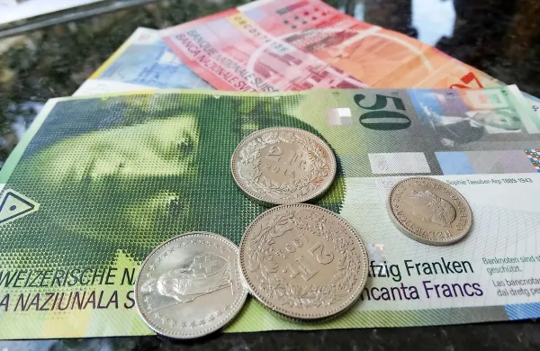 Potem ko se je z iztekom mandata prejšnjega sklica DZ končal tudi 
zakonodajni postopek za predlog zakona za ureditev problematike 
posojil v švicarskih frankih, bodo zdaj posojilojemalcem v tej 
valuti poskusili pomagati državni svetniki.