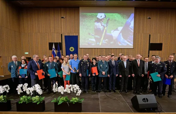 Na Brdu pri Kranju so danes podelili 40 priznanj, preostala bodo 
podelili na regijskih prireditvah.
