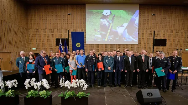 Na Brdu pri Kranju so danes podelili 40 priznanj, preostala bodo 
podelili na regijskih prireditvah.