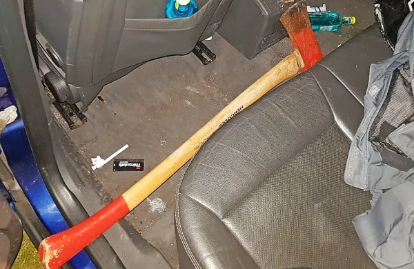 V avtomobilu so policisti kmalu po napadu našli večjo sekiro (fotografija je simbolična).