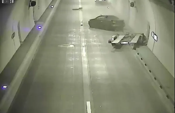 En voznik trčil z dvema avtoma