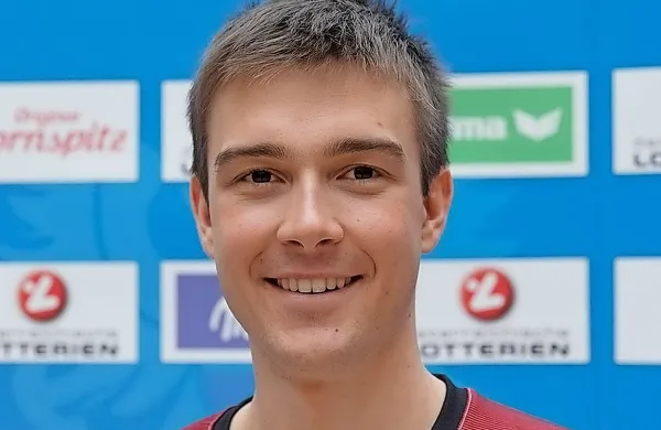 Videoposnetek, ki že dva dni kroži po spletu, naj bi prikazoval 
krvni doping avstrijskega tekača na smučeh Maxa Haukeja med 
načrtovano racijo policije na SP v Seefeldu. 