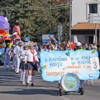 Skupina iz Sovodenj je hudomušno opozorila na onesnaženje 
morja.