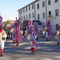 Povorko so popestrili podgrajski škoromati.