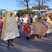 Na povorki smo lahko videli tudi kraške sire, salame, pršute in 
vina.