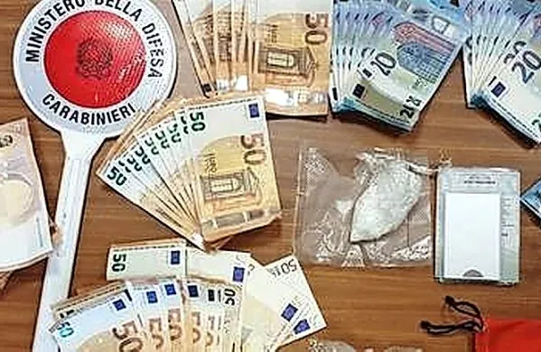 Pri 50-letnem Slovencu so orožniki našli približno 4000 evrov, pa 
tudi heroin in kokain.