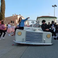 Za pusta so uporabili briljantino