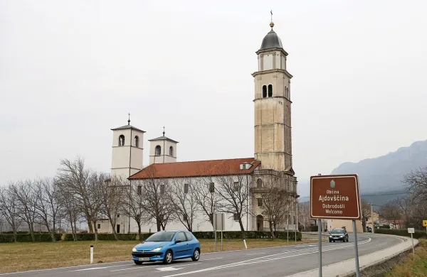 Čigavo je sveti&scaron;če sredi Vipavske doline?