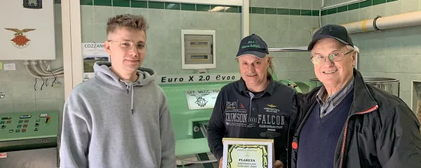 Tri generacije družine Babič, ki ima v Babičih pri Marezigah manjšo, a v času obiranja oljk zelo obiskano oljarno. 