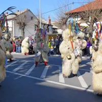 Kurenti iz Hajdine so takole odganjali zimo danes v Ilirski 
Bistrici.