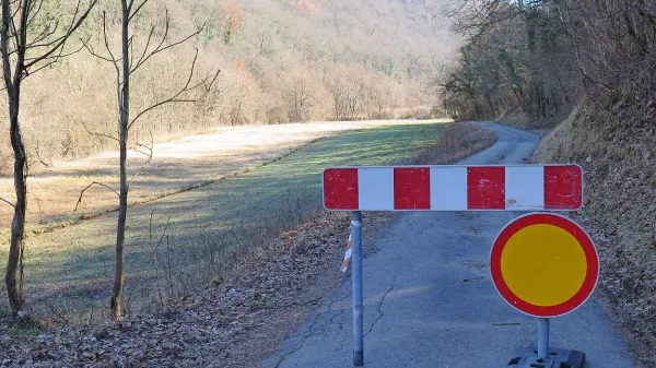 Cesta po dolini Raše bo iz smeri Štanjel-Čehovini še naprej 
zaprta.