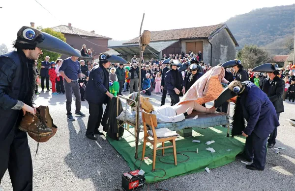  Krajani Morskega se zlasti  zato, ker je med njimi ustvarjalec 
satiričnih mask  Branko Drekonja, v tem  norčavem času radi 
poigrajo  z nečim, kar je aktualno v  politiki, državni ali  lokalni. 
Letos so napovedali, da bodo znova izbrali Salonit, natančneje 
lastništvo cementarne. In danes popoldne  so sredi kraja pripeljali 
bolnika, sestal se je zdravniški konzilij, pomagale so medicinske 
sestre, na koncu pa so zadnje dejanje opravili - krokarji ...