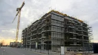 Občina bo v novem stolpiču soseske Brinje ob Istrski ulici kupila 
dve stanovanji za neprofitni najem in en poslovni prostor za 
potrebe krajevne skupnosti, v naslednjih letih, ko bodo zgradili še 
en stolpič, pa načrtuje kupiti še dve stanovanji. 