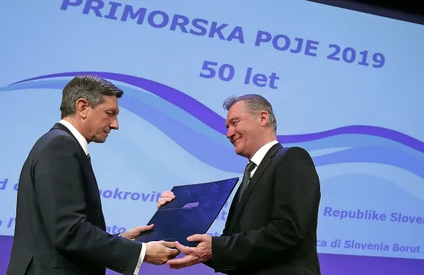 Ob 50. obletnici ustanovitve revije Primorska poje je Borut Pahor 
Zvezi pevskih zborov Primorske podelil zahvalo, ki jo je prevzel  
predsednik zveze Anton Baloh.