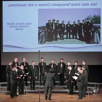 Pesem ne tekmuje, povezuje