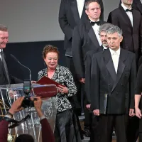 Pesem ne tekmuje, povezuje